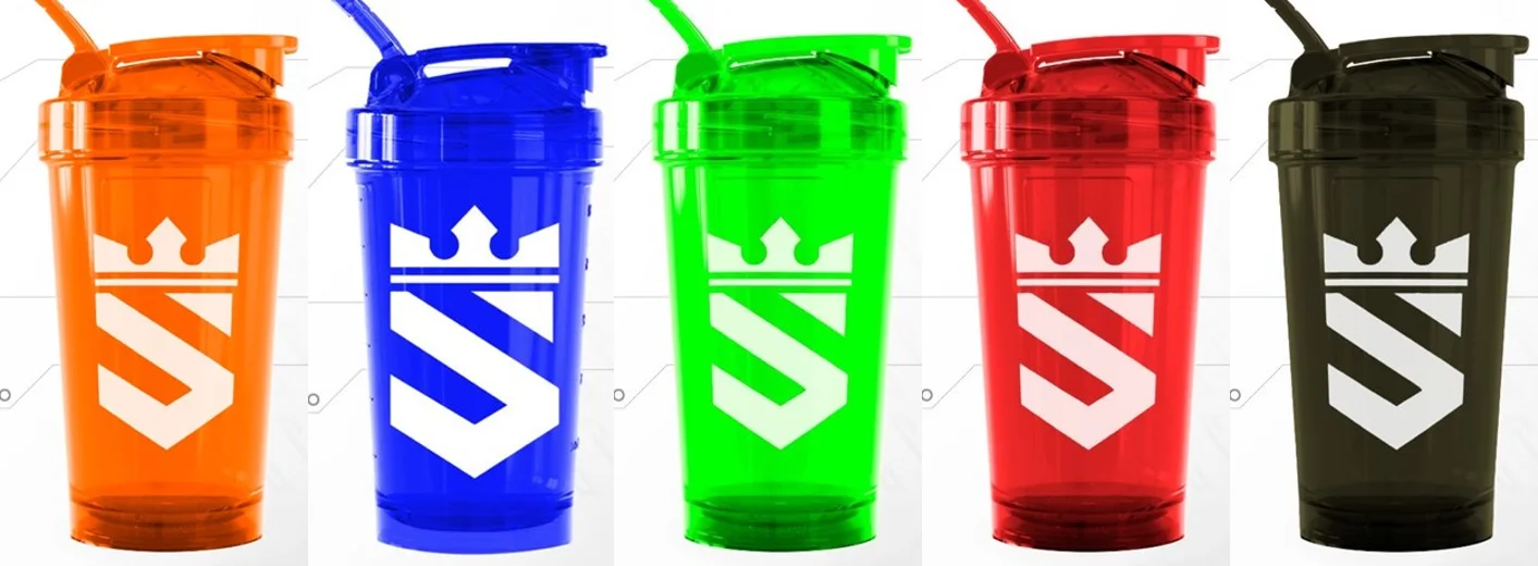 Cinco coqueteleiras personalizadas da SixGym Academia, em laranja, azul, verde, vermelho e fumê